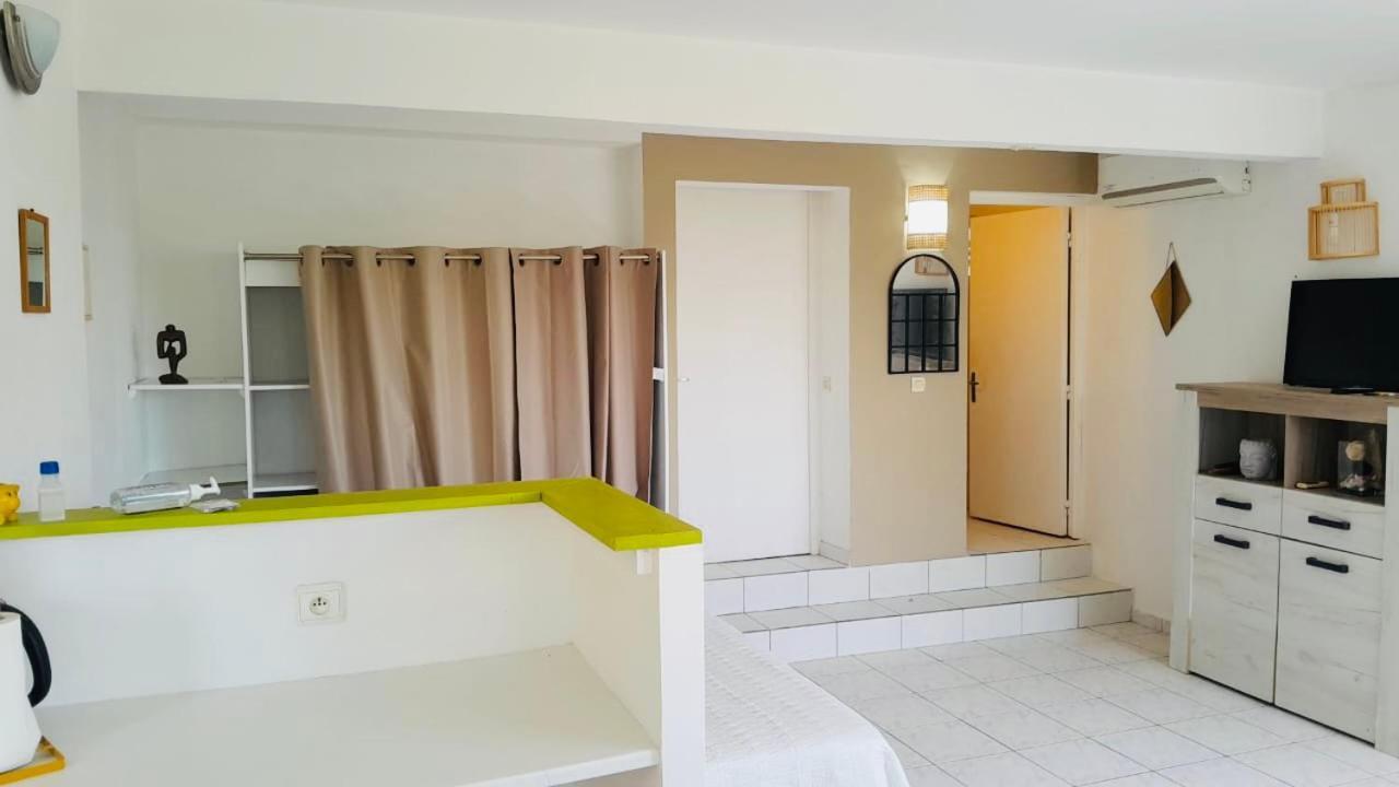 Coconing Logements Studios Et Maisons 상트 안느 외부 사진